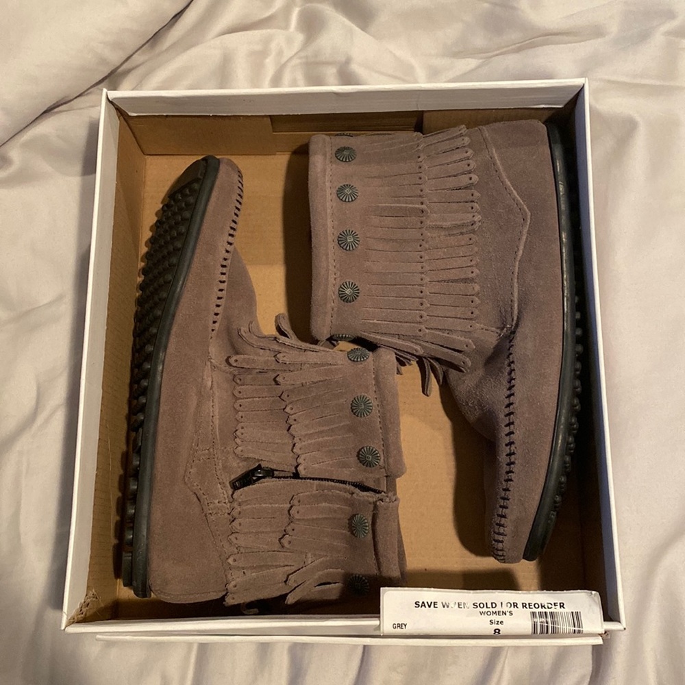 Women’s Minnetonka fringe boot size 8